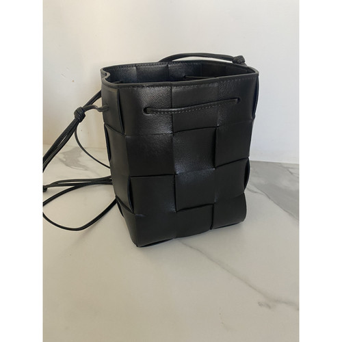 BOTTEGA VENETA Femme Cassette Mini Bucket Bag en Cuir en Noir