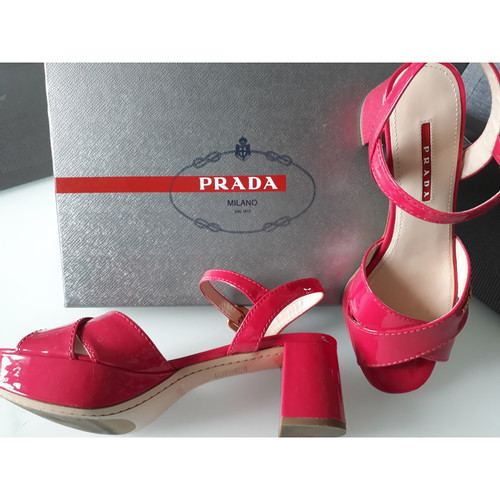 PRADA Damen Sandalen aus Lackleder in Rosa / Pink