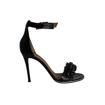 Givenchy Sandalen aus Lackleder in Schwarz