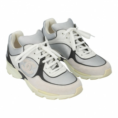 Chanel Sneakers in Grau