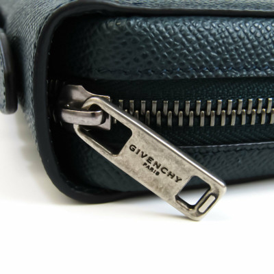 Givenchy Täschchen/Portemonnaie aus Leder in Grün