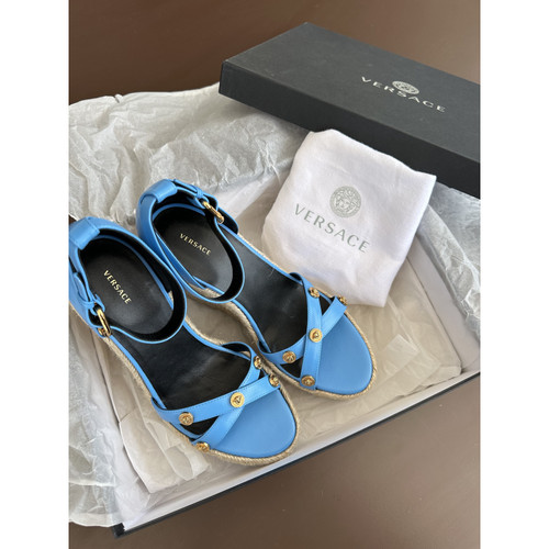 VERSACE Damen Sandalen aus Leder in Blau Größe: EU 39