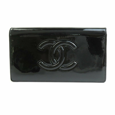 Chanel Camélia Patent leather in Black