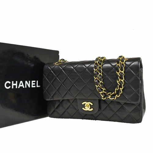 CHANEL Women's Shoulder bag Leather in Black