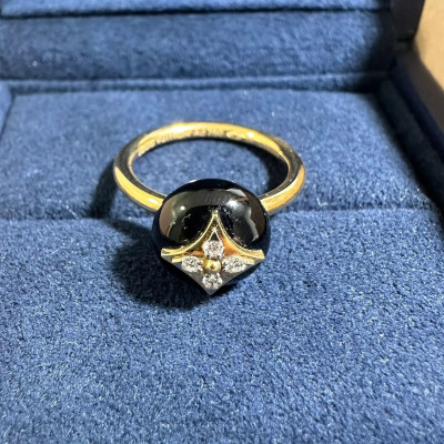 Louis Vuitton Ring Yellow gold in Black
