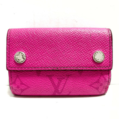 Louis Vuitton Discovery Leather in Fuchsia