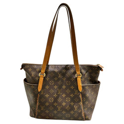 Selena Gomez Style. - Louis Vuitton Lumineuse PM Handbag.
