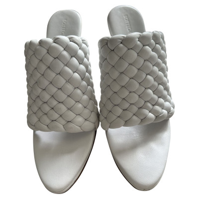 Bottega Veneta Sandalen aus Leder in Weiß