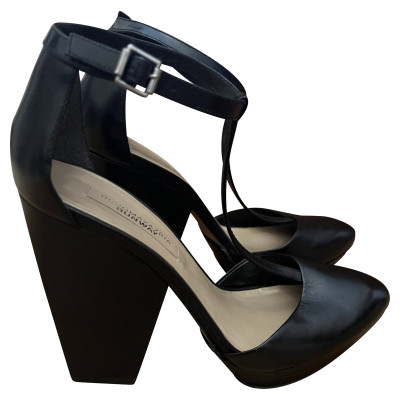 Bcbg Max Azria Pumps/Peeptoes Leather in Black