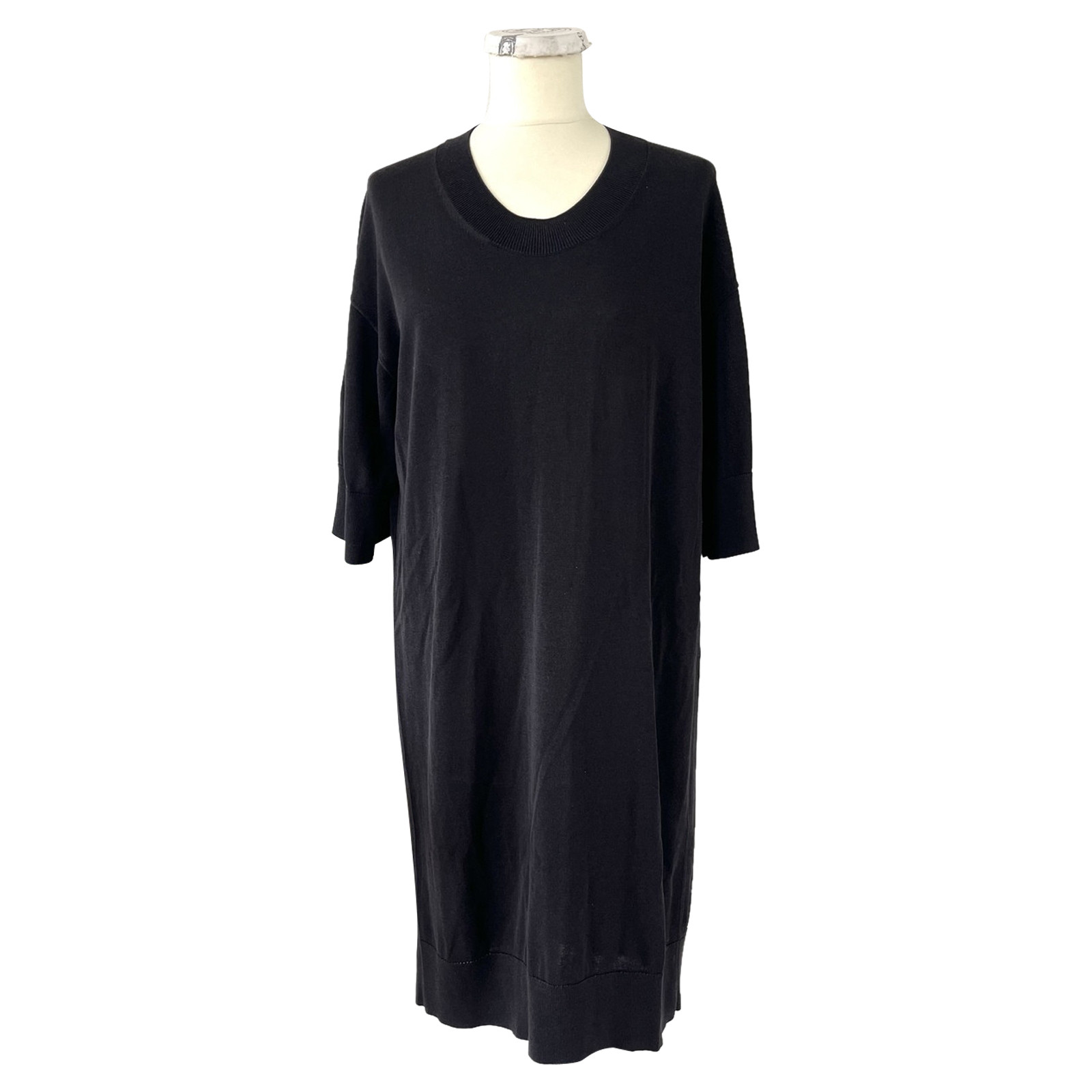 Arket Kleid aus Viskose in Schwarz - Second Hand Arket Kleid aus Viskose in  Schwarz buy used for 65€ (7988604)