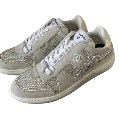 Chanel Sneakers aus Wildleder in Grau