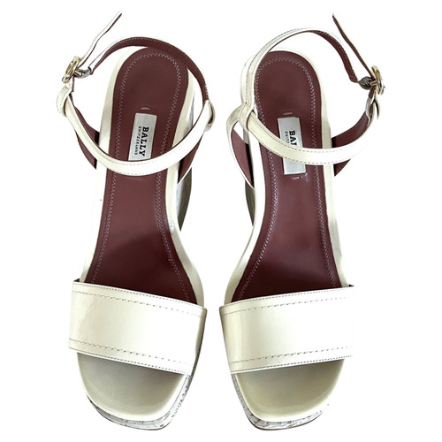 BALLY Damen Sandalen aus Lackleder in Creme Größe: EU 38,5