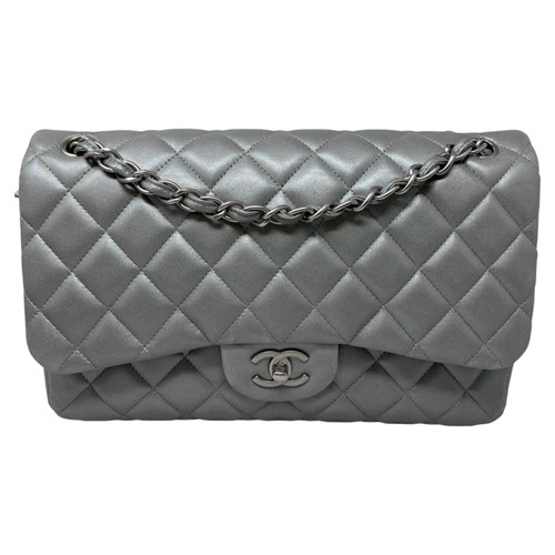CHANEL Donna Classic Flap Bag Jumbo in Pelle in Argenteo