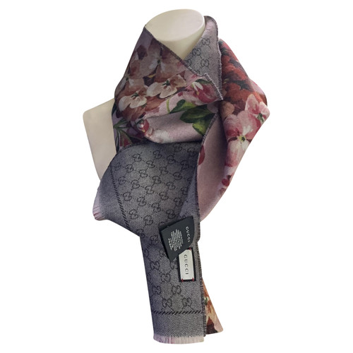GUCCI Women's Scarf/Shawl Wool in Pink | Second Hand