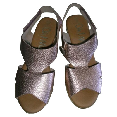 100% Capri Sandals Leather in Pink