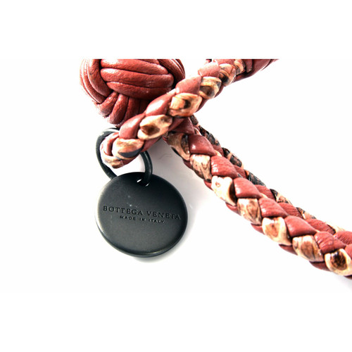 Bottega Veneta Knot Intrecciato Leather Bracelet aus Leder in Braun