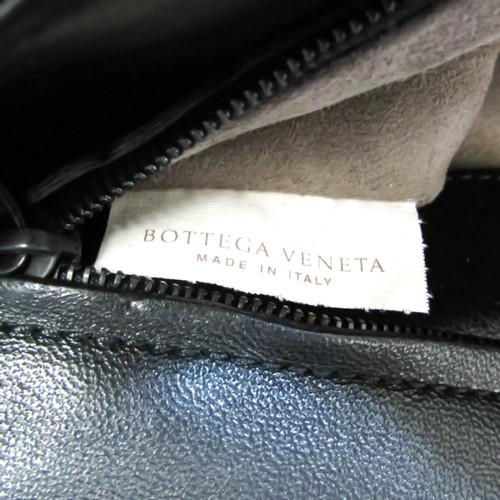 Bottega Veneta Shopper aus Lackleder in Schwarz