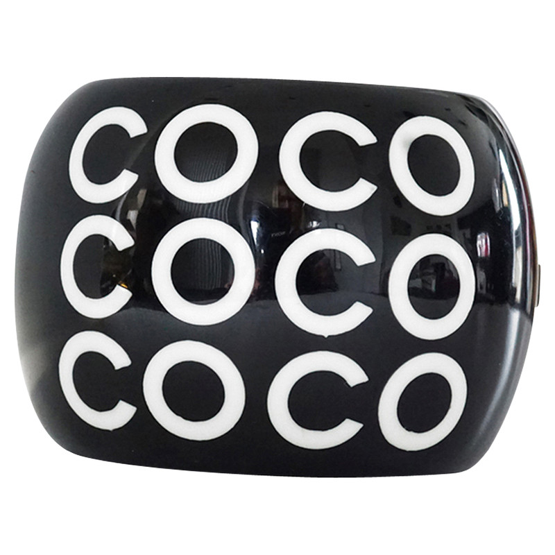 Chanel Armreif Schwarz-Weiß mit "Coco" Print - Second Hand Chanel Armreif  Schwarz-Weiß mit "Coco" Print gebraucht kaufen für 1300€ (359142)