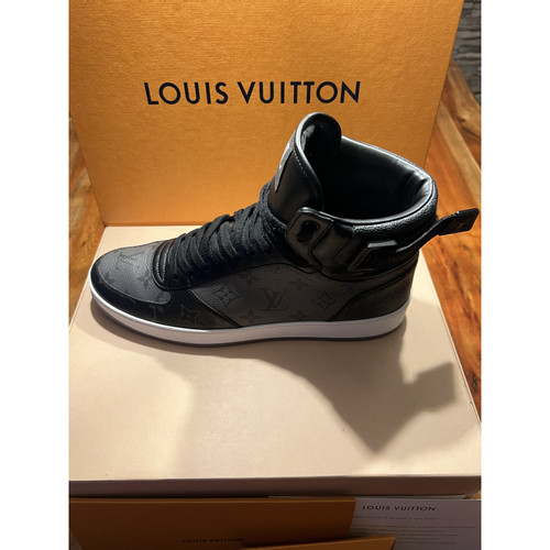 Chaussures Sneakers Louis Vuitton Gris d'occasion