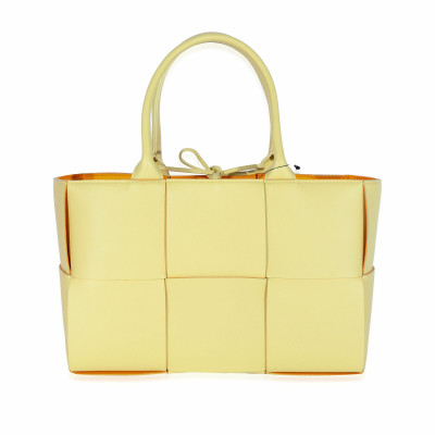 Bottega Veneta Handtasche aus Leder in Gelb