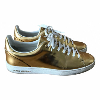 Louis Vuitton Sneakers aus Leder in Gold