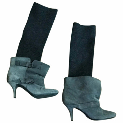 Givenchy Stiefel aus Wildleder in Grau