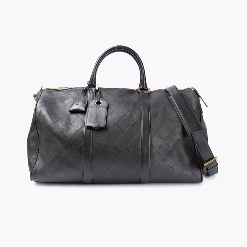 Mode  ChanelVuitton   Vente n2089  Lot n258 CHANEL Large sac de  voyage type Boston 55cm en cuir grainé noir siglé à lavant avec  porteadresse  Artcurial