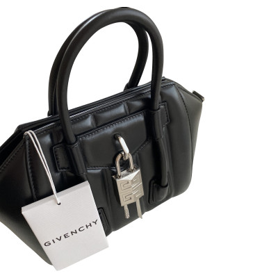 Givenchy Antigona Lock  Mini 22 aus Leder in Schwarz