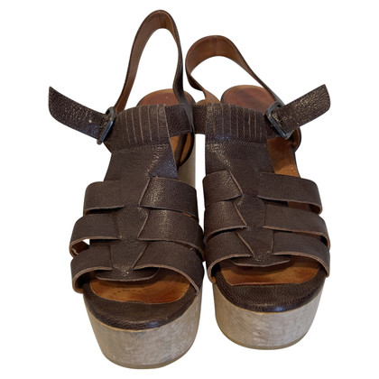 Chie Mihara Chaussures compensées en Cuir en Marron
