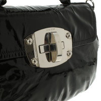 Miu Miu Handtasche aus Lackleder in Schwarz