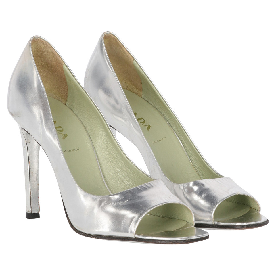 Prada Pumps/Peeptoes aus Leder in Silbern