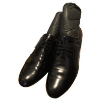 Prada Chaussures à lacets en cuir verni noir