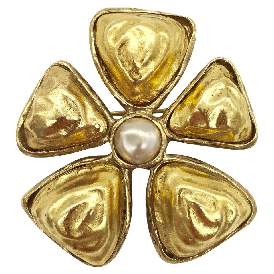 Chanel Chanel brooch Collector