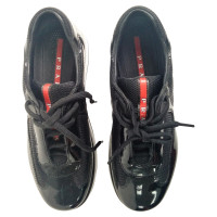 Prada Sneakers aus Lackleder in Schwarz