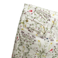 Closed trousers with floral pattern
