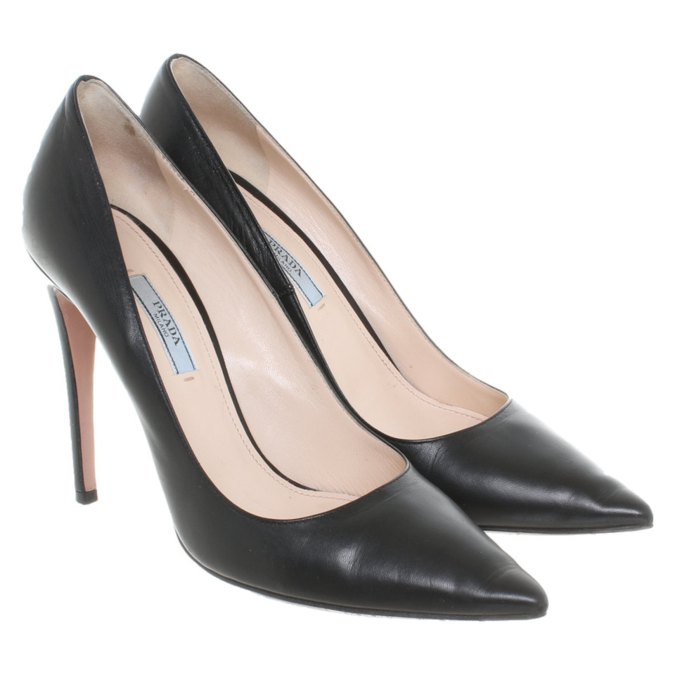 Prada Pumps/Peeptoes aus Leder in Schwarz