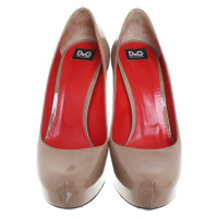 Dolce & Gabbana Pumps/Peeptoes aus Lackleder in Taupe