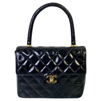 Chanel Top Handle Flap Bag en Cuir verni en Noir
