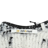 Rich & Royal Poncho en noir / crème