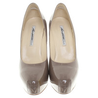 Brian Atwood Pelle verniciata pumps in taupe