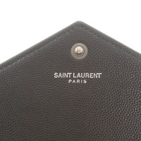 Saint Laurent Monogram Envelope Chain Wallet aus Leder in Schwarz