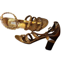 Miu Miu Sandalen aus Lackleder in Gold