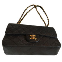 Chanel Classic Flap Bag Small aus Leder in Schwarz