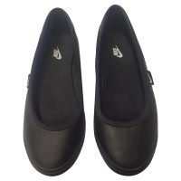 Nike Slipper/Ballerinas aus Leder in Schwarz