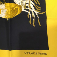 Hermès Echarpe/Foulard en Soie en Jaune