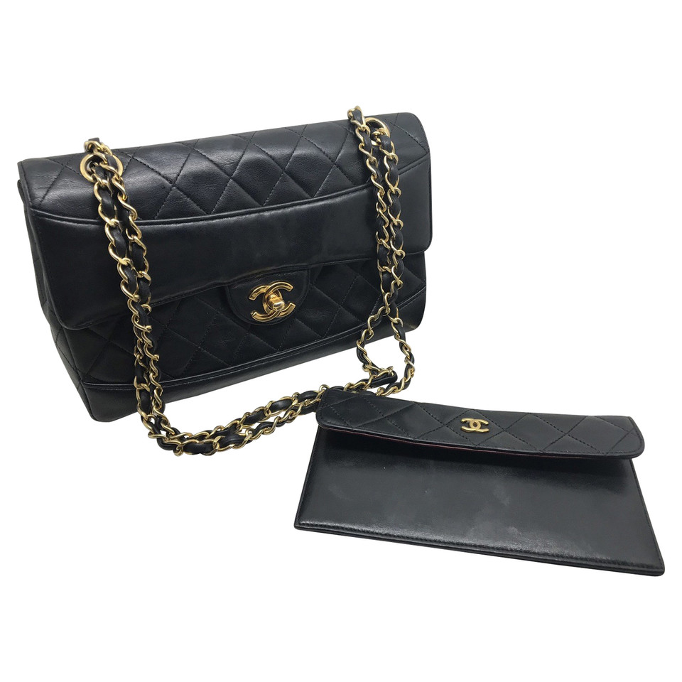 Chanel Classic Flap Bag Medium in Pelle in Nero