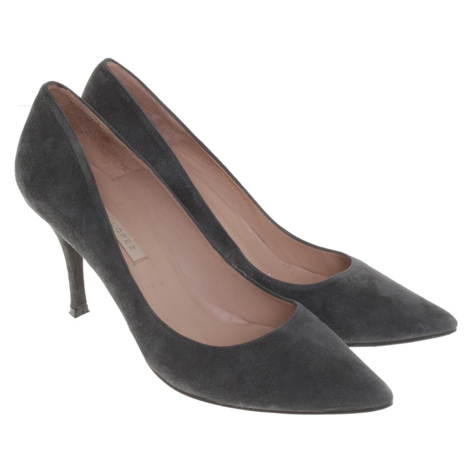 Pura Lopez pumps from suede