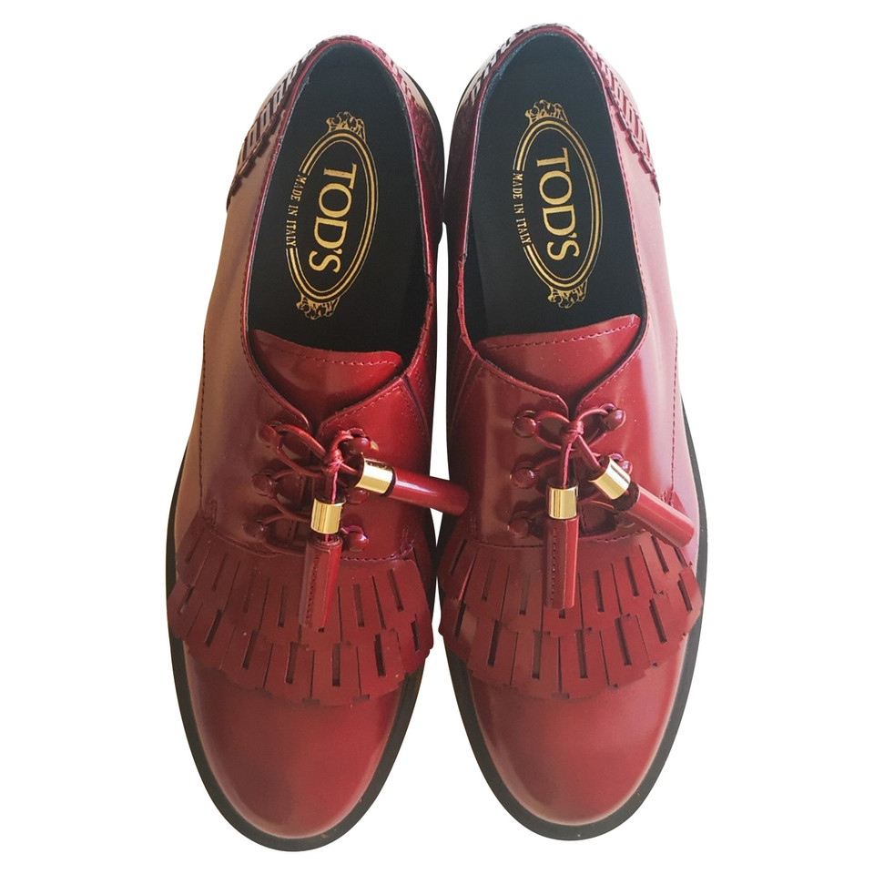 Tod's Chaussures à lacets en Cuir en Bordeaux