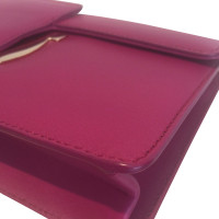 Salvatore Ferragamo Schoudertas in fuchsia