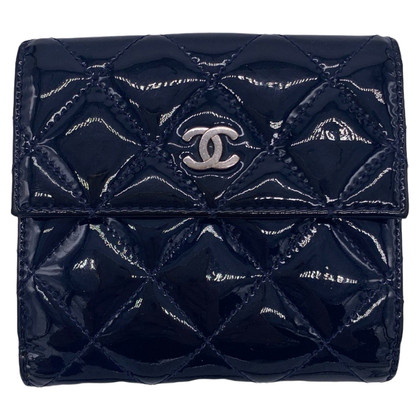 Chanel Täschchen/Portemonnaie aus Lackleder in Blau